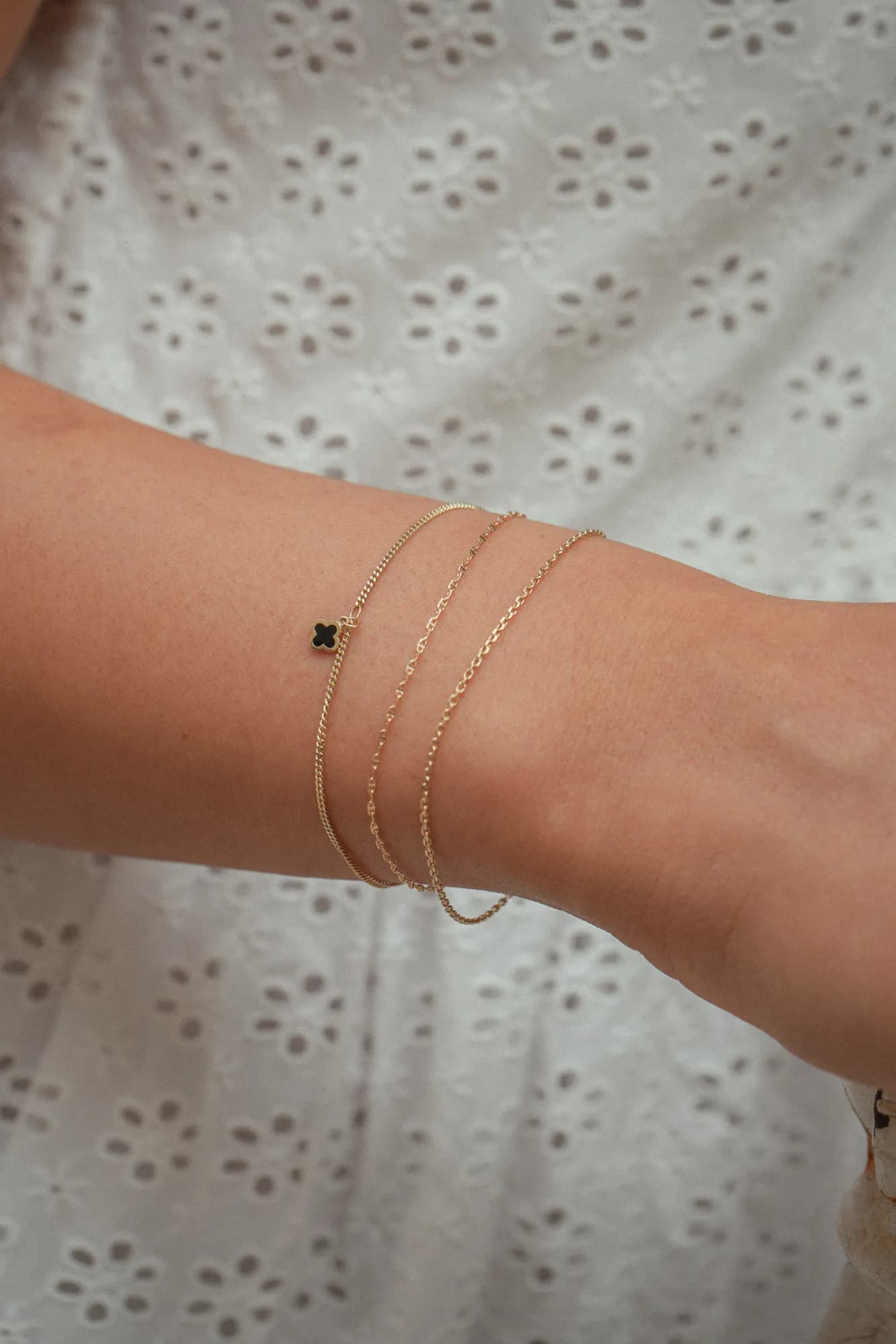Vienna Forever Bracelet aus 14 Karat Echtgold am Handgelenk