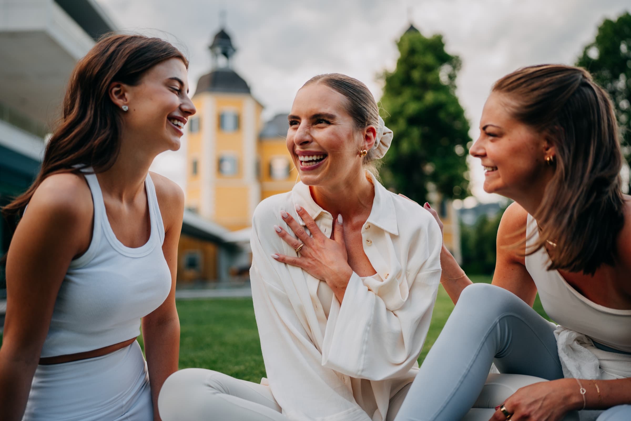 lachende yogis am wörthersee